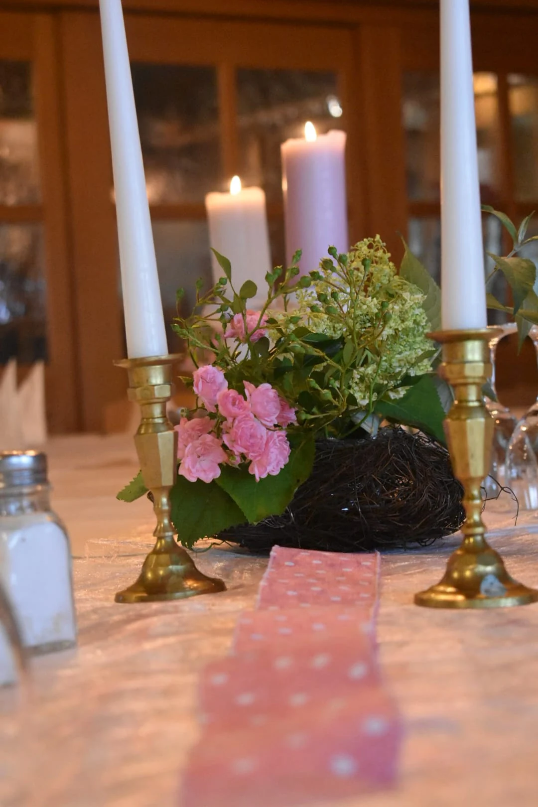 Originalfoto: Blumenschmuck und Kerzen einer Hochzeit bei Jimmy’s